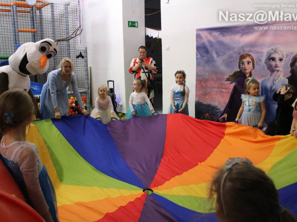 Olaf i Elsa odwiedzili nową salę zabaw!