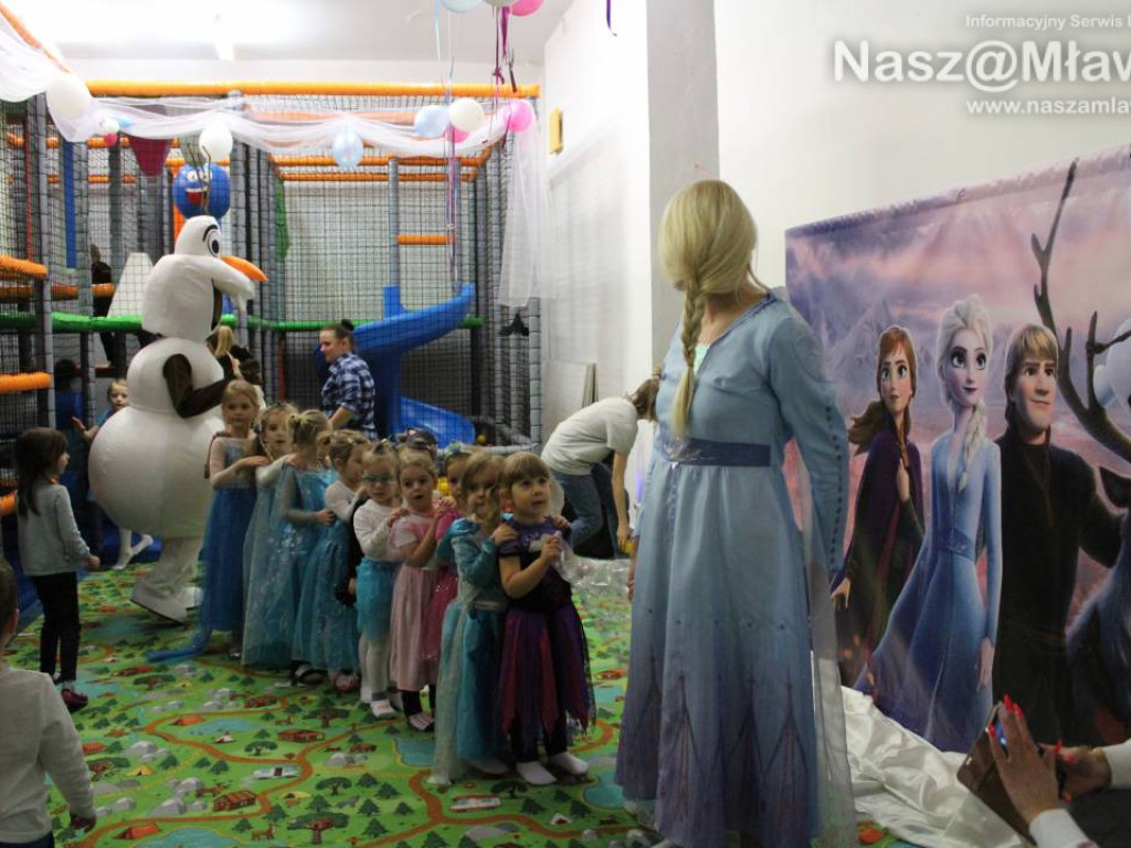 Olaf i Elsa odwiedzili nową salę zabaw!