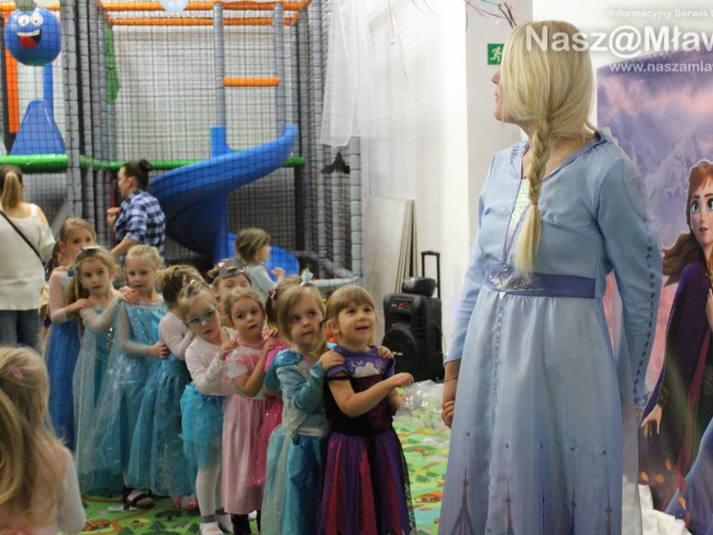 Olaf i Elsa odwiedzili nową salę zabaw!
