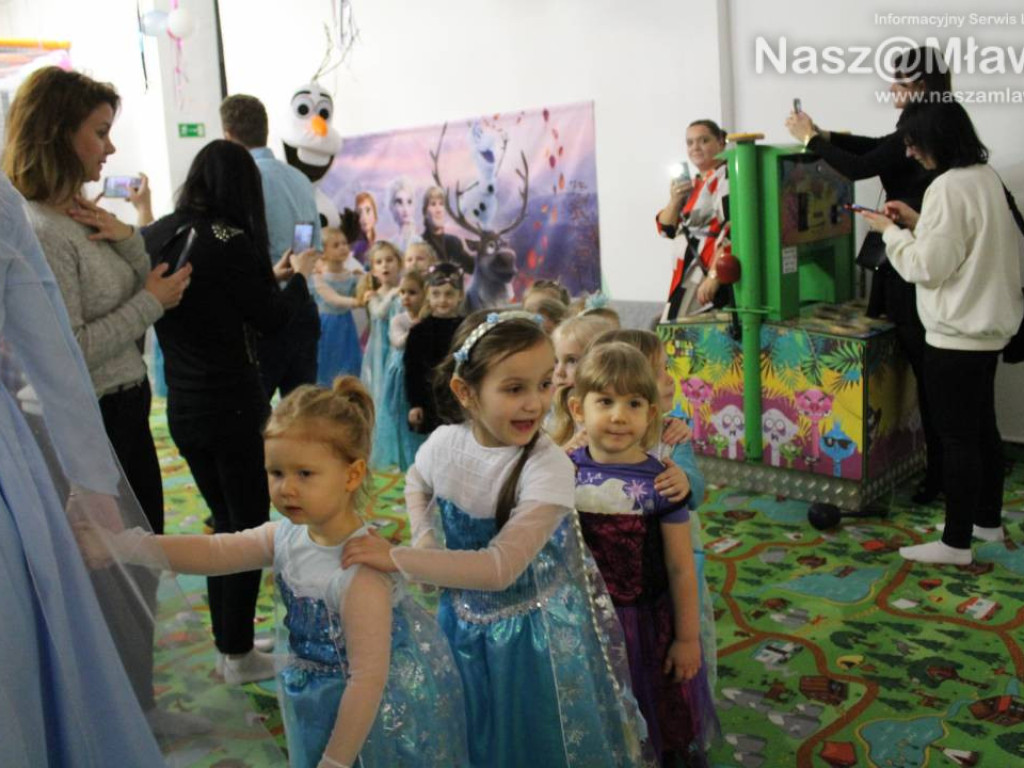 Olaf i Elsa odwiedzili nową salę zabaw!