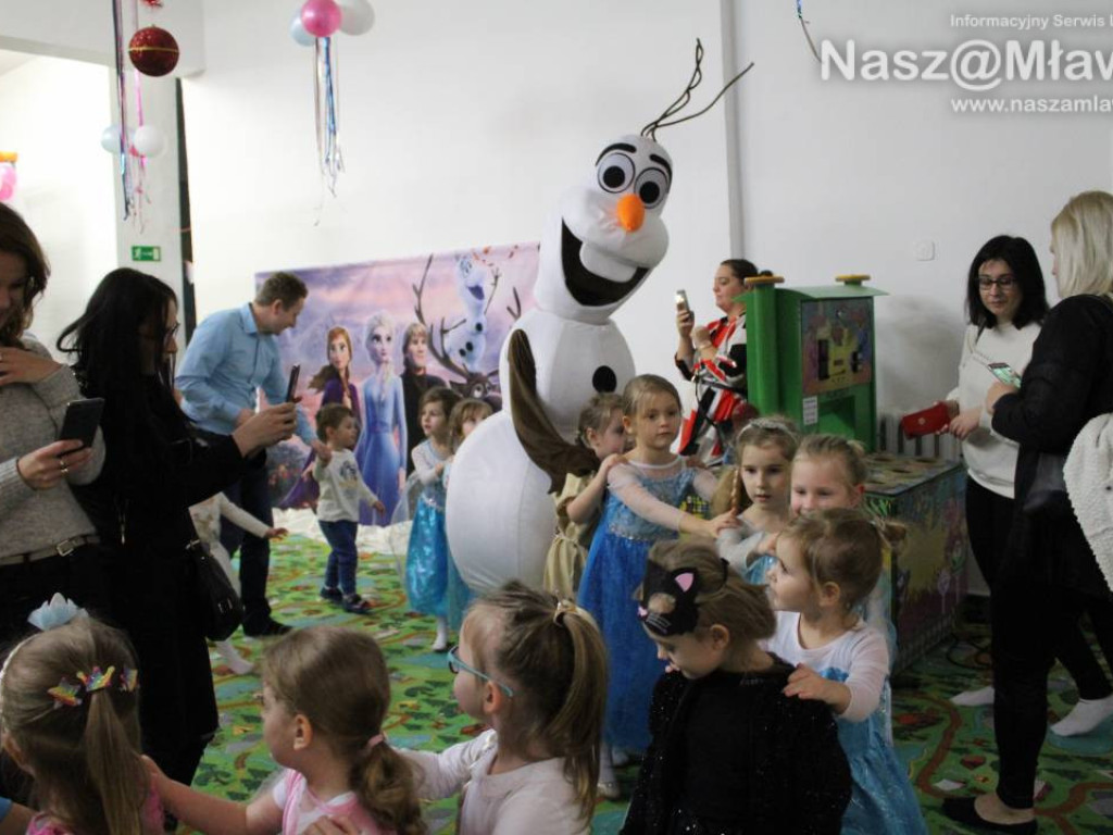 Olaf i Elsa odwiedzili nową salę zabaw!