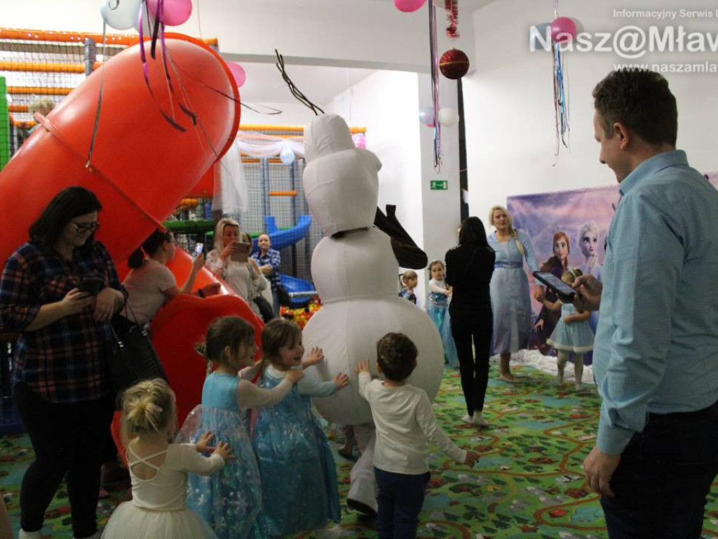 Olaf i Elsa odwiedzili nową salę zabaw!