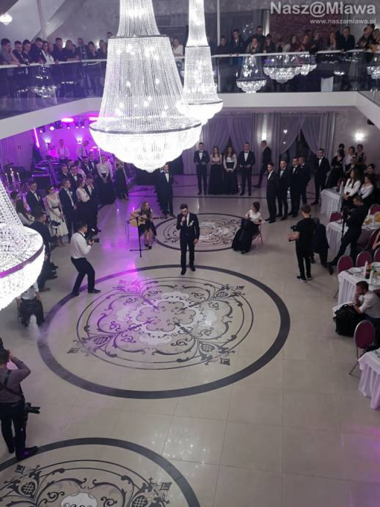 Studniówka 2020. Poloneza zatańczyli uczniowie 