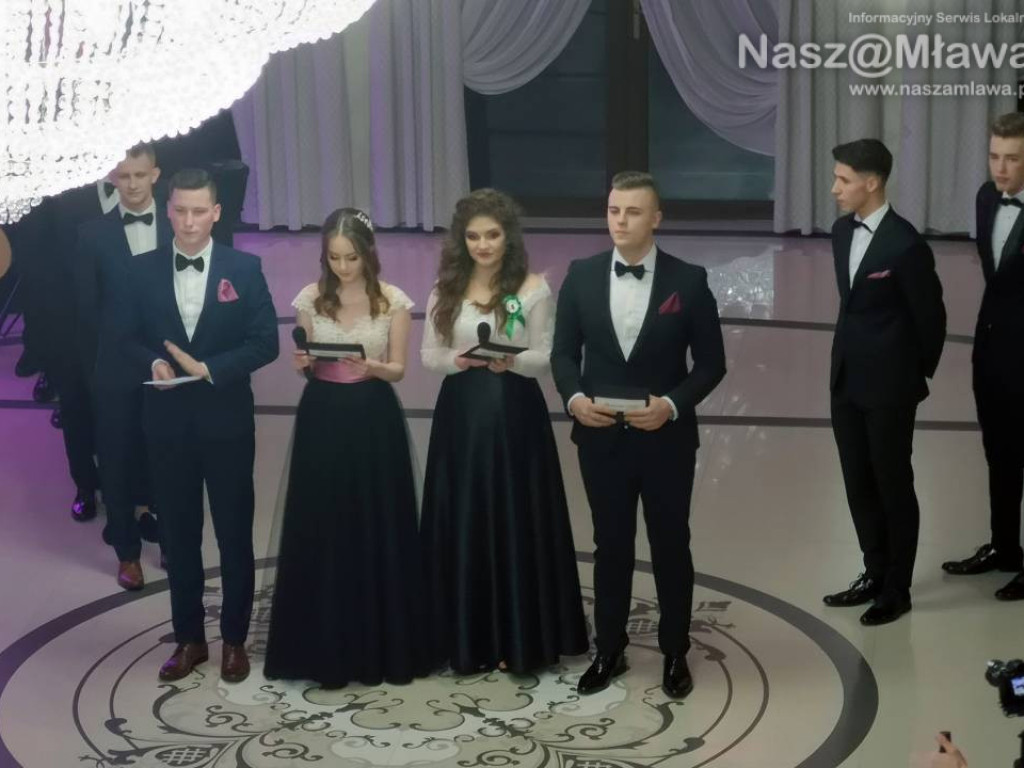 Studniówka 2020. Poloneza zatańczyli uczniowie 