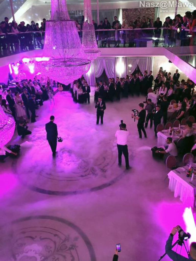 Studniówka 2020. Poloneza zatańczyli uczniowie 