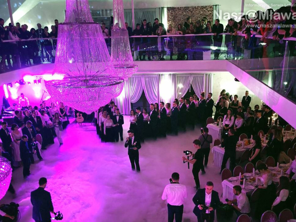 Studniówka 2020. Poloneza zatańczyli uczniowie 