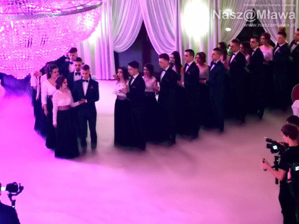 Studniówka 2020. Poloneza zatańczyli uczniowie 