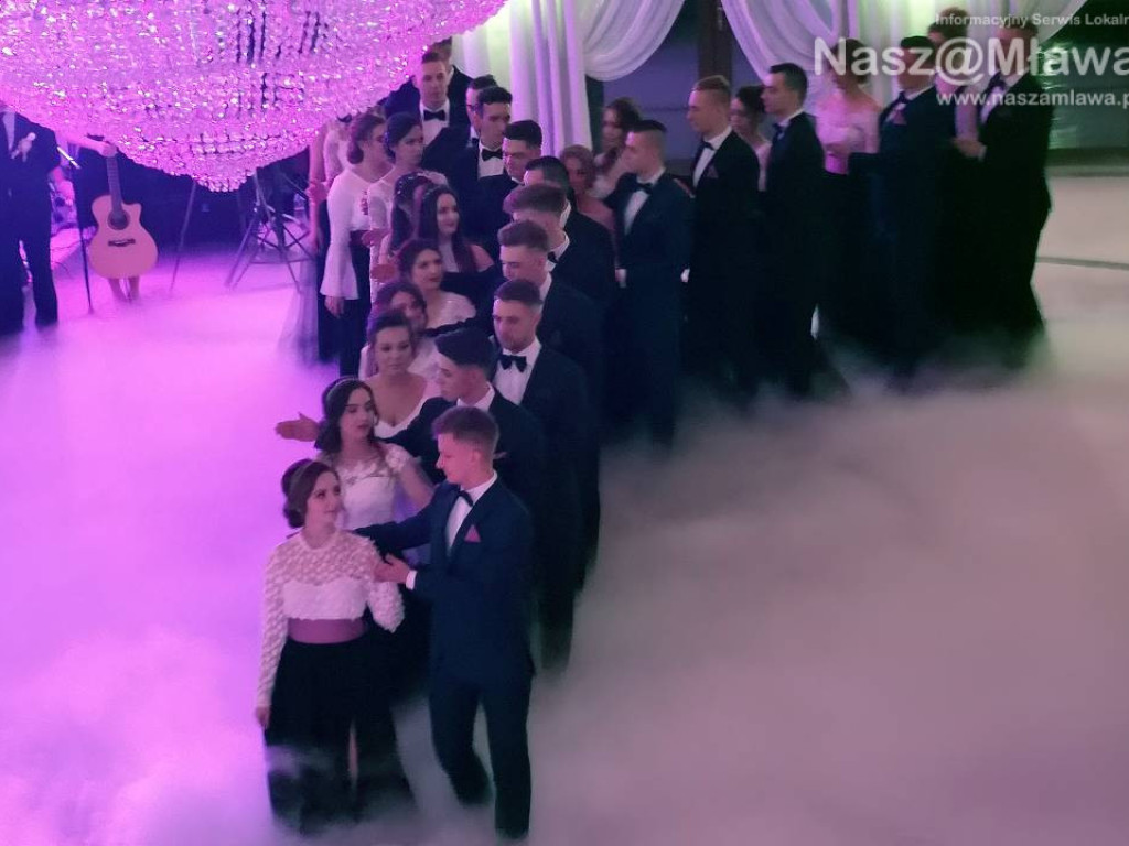 Studniówka 2020. Poloneza zatańczyli uczniowie 