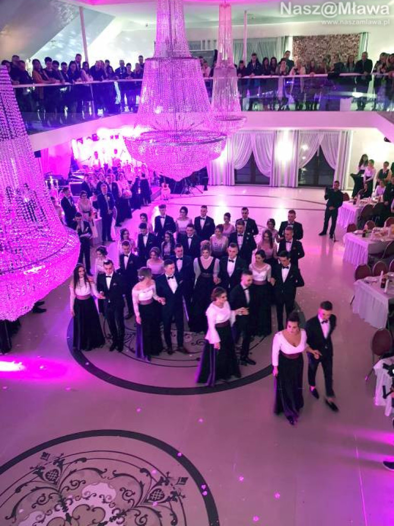 Studniówka 2020. Poloneza zatańczyli uczniowie 