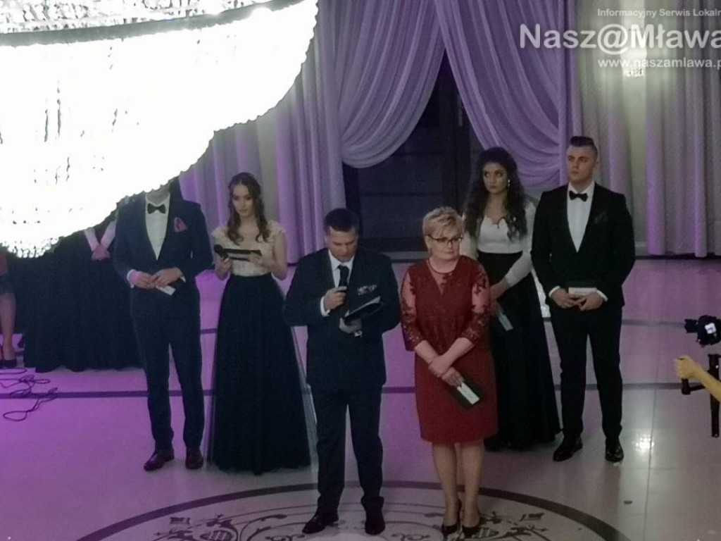 Studniówka 2020. Poloneza zatańczyli uczniowie 