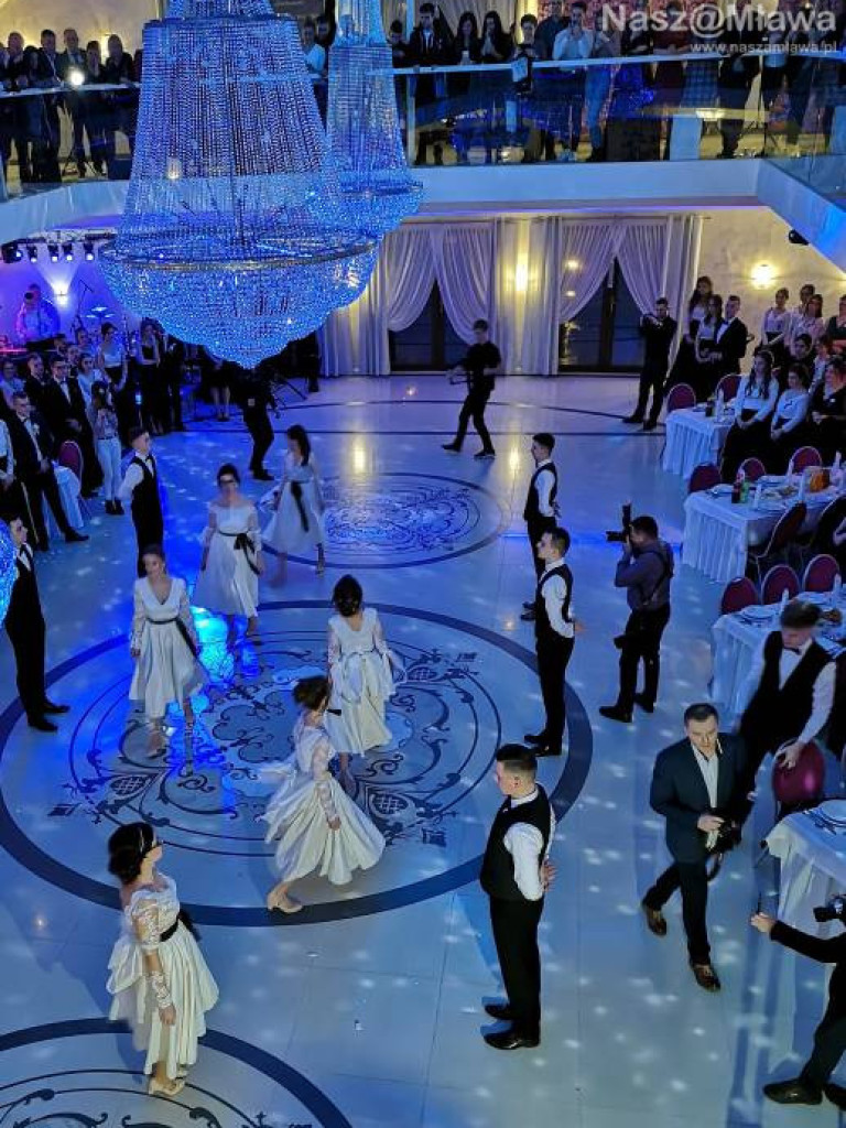 Studniówka 2020. Poloneza zatańczyli uczniowie 