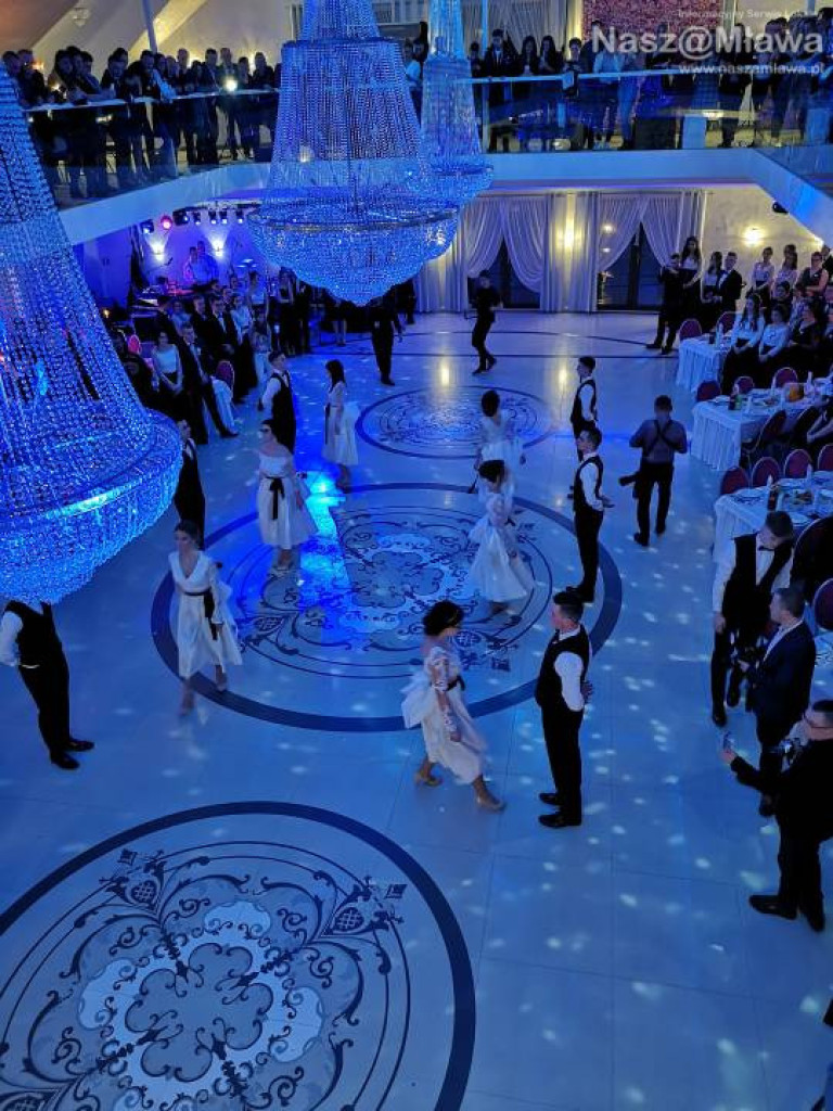 Studniówka 2020. Poloneza zatańczyli uczniowie 