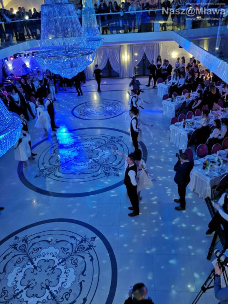 Studniówka 2020. Poloneza zatańczyli uczniowie 