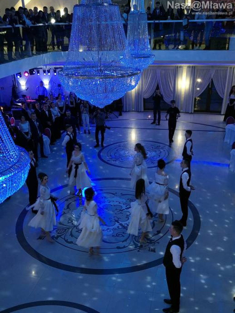 Studniówka 2020. Poloneza zatańczyli uczniowie 