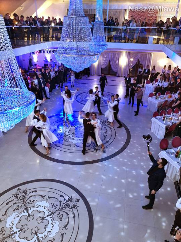 Studniówka 2020. Poloneza zatańczyli uczniowie 