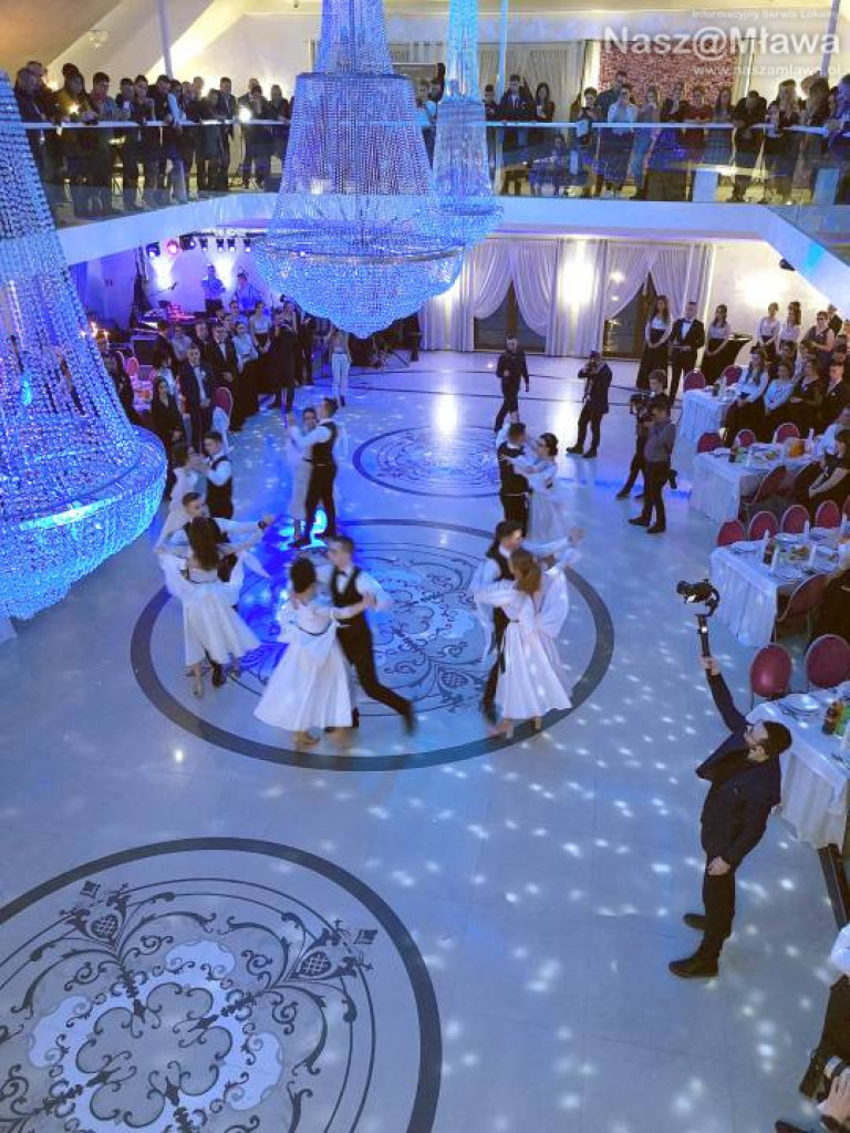 Studniówka 2020. Poloneza zatańczyli uczniowie 