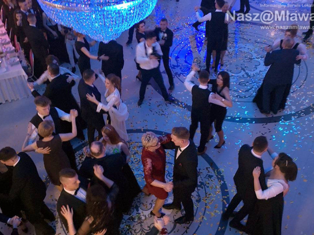 Studniówka 2020. Poloneza zatańczyli uczniowie 