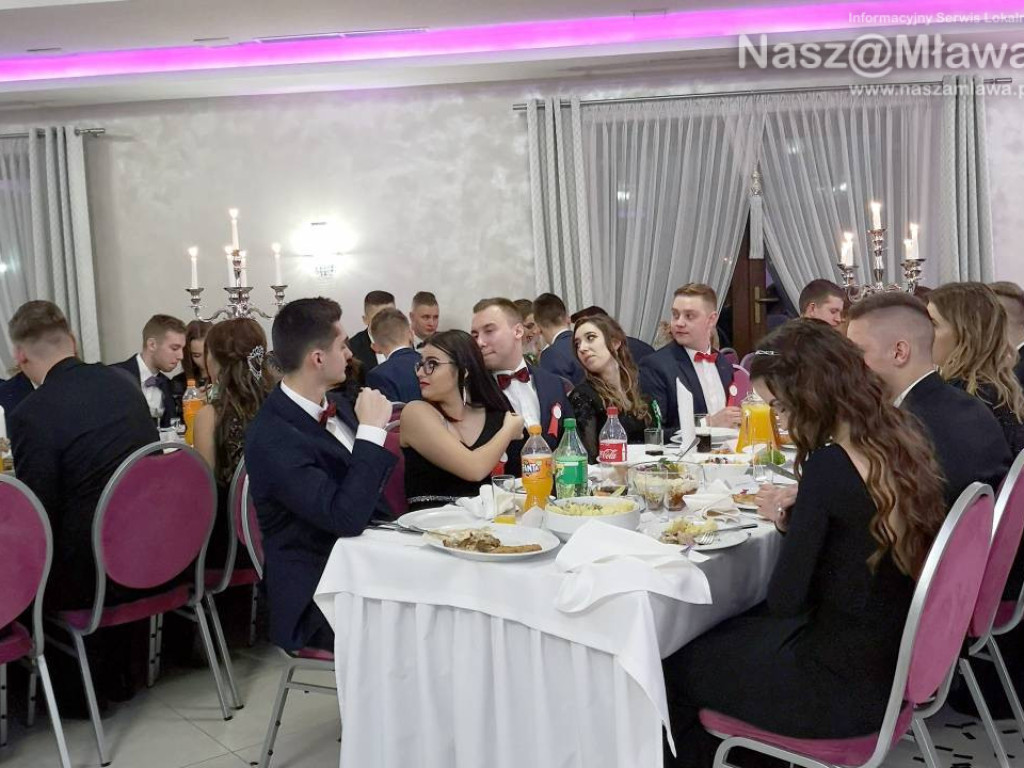 Studniówka 2020. Poloneza zatańczyli uczniowie 