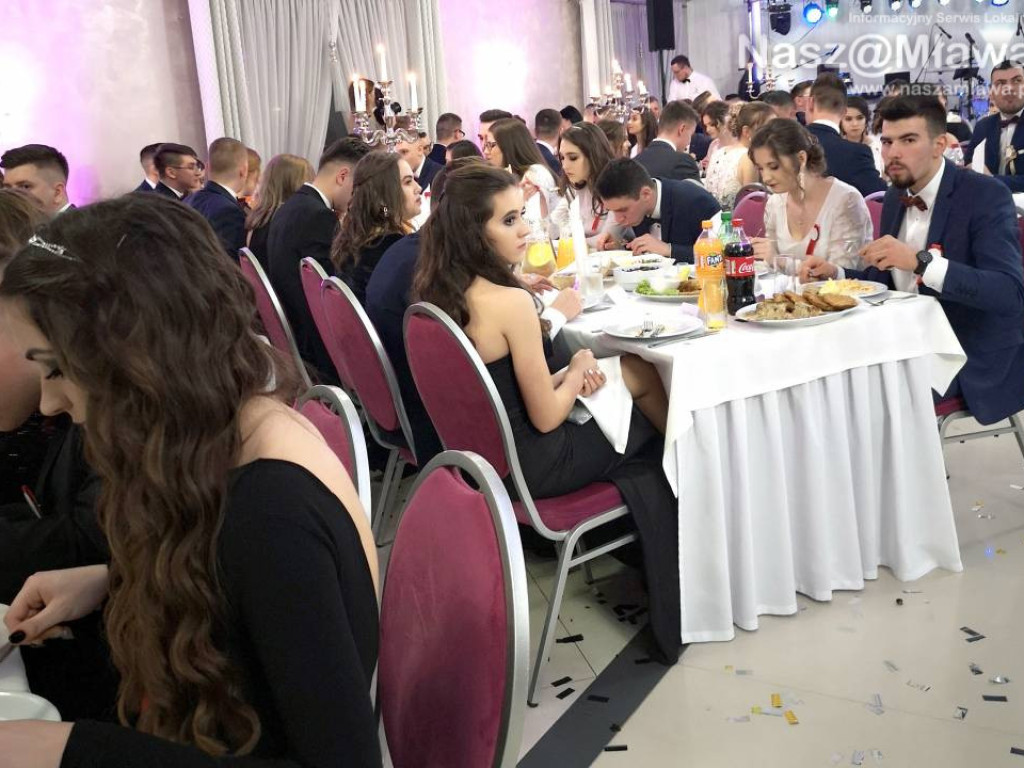 Studniówka 2020. Poloneza zatańczyli uczniowie 