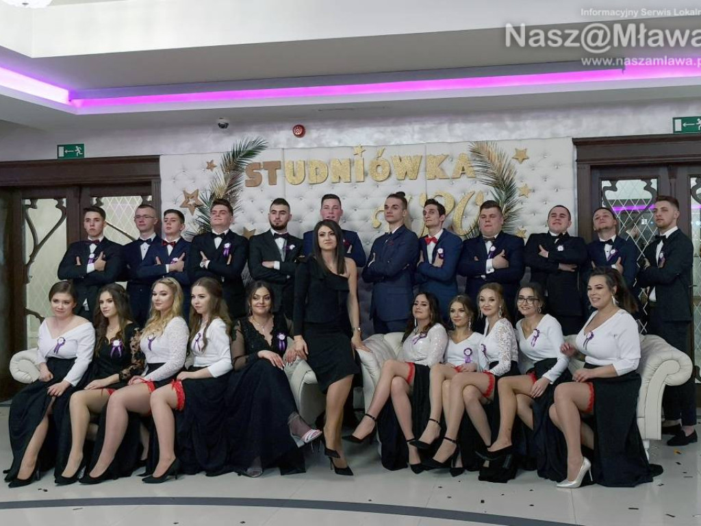 Studniówka 2020. Poloneza zatańczyli uczniowie 