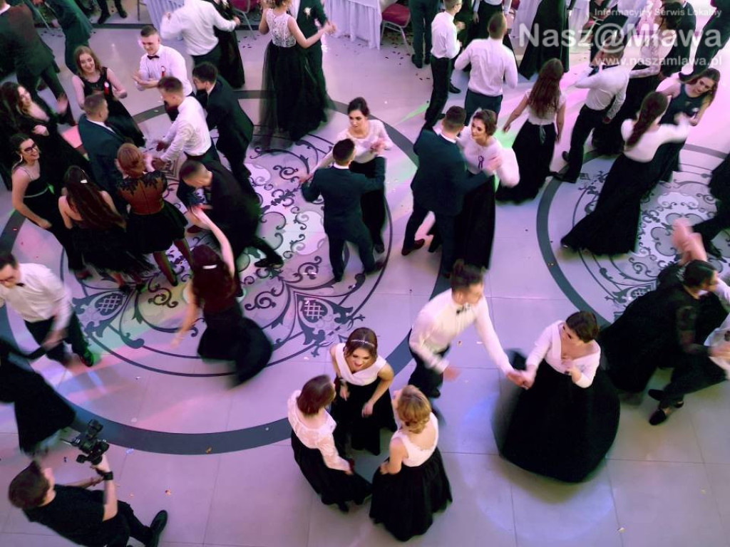 Studniówka 2020. Poloneza zatańczyli uczniowie 