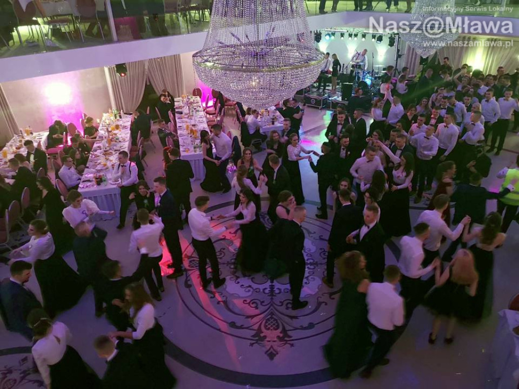 Studniówka 2020. Poloneza zatańczyli uczniowie 