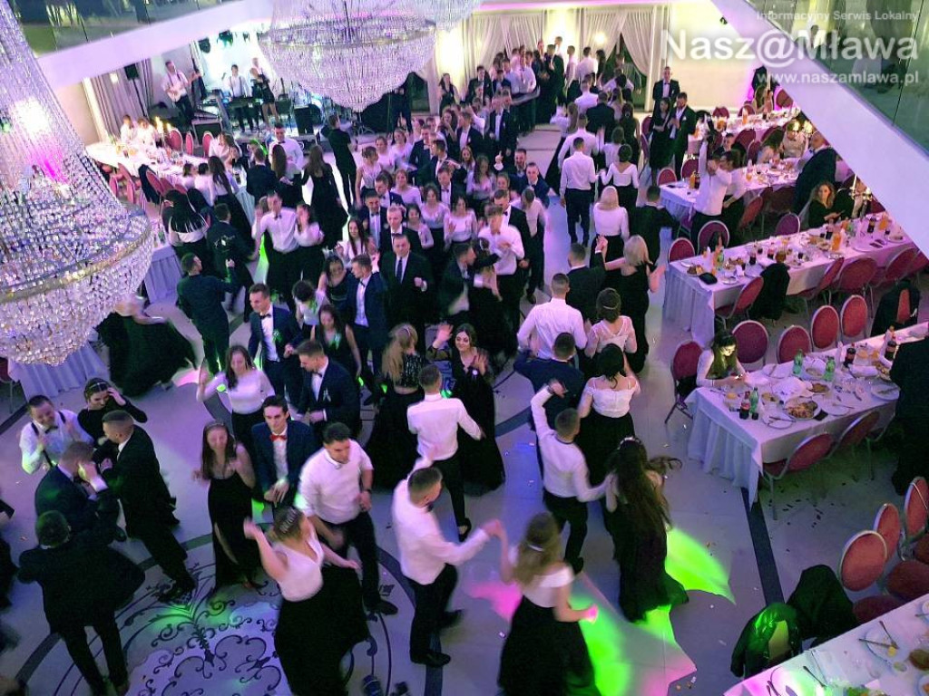 Studniówka 2020. Poloneza zatańczyli uczniowie 