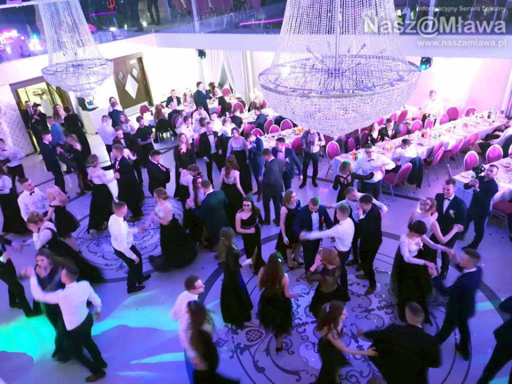 Studniówka 2020. Poloneza zatańczyli uczniowie 