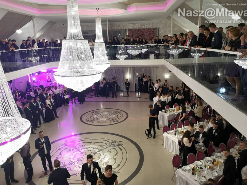 Studniówka 2020. Poloneza zatańczyli uczniowie 