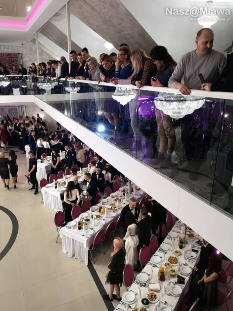 Studniówka 2020. Poloneza zatańczyli uczniowie 