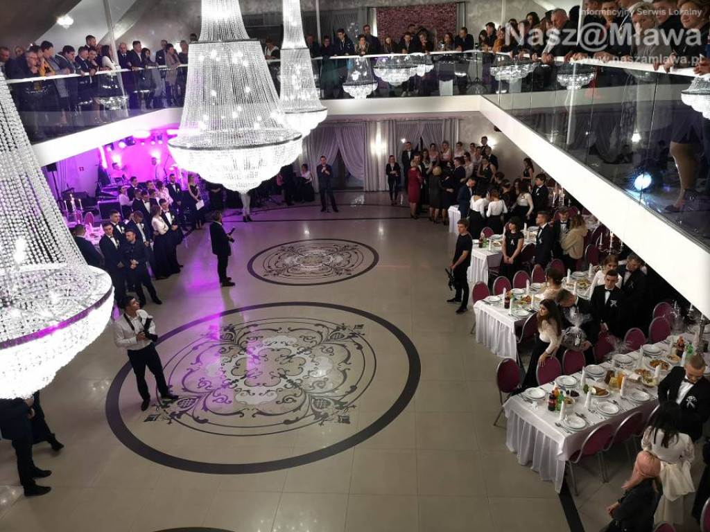 Studniówka 2020. Poloneza zatańczyli uczniowie 