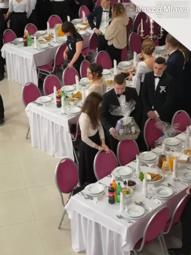 Studniówka 2020. Poloneza zatańczyli uczniowie 