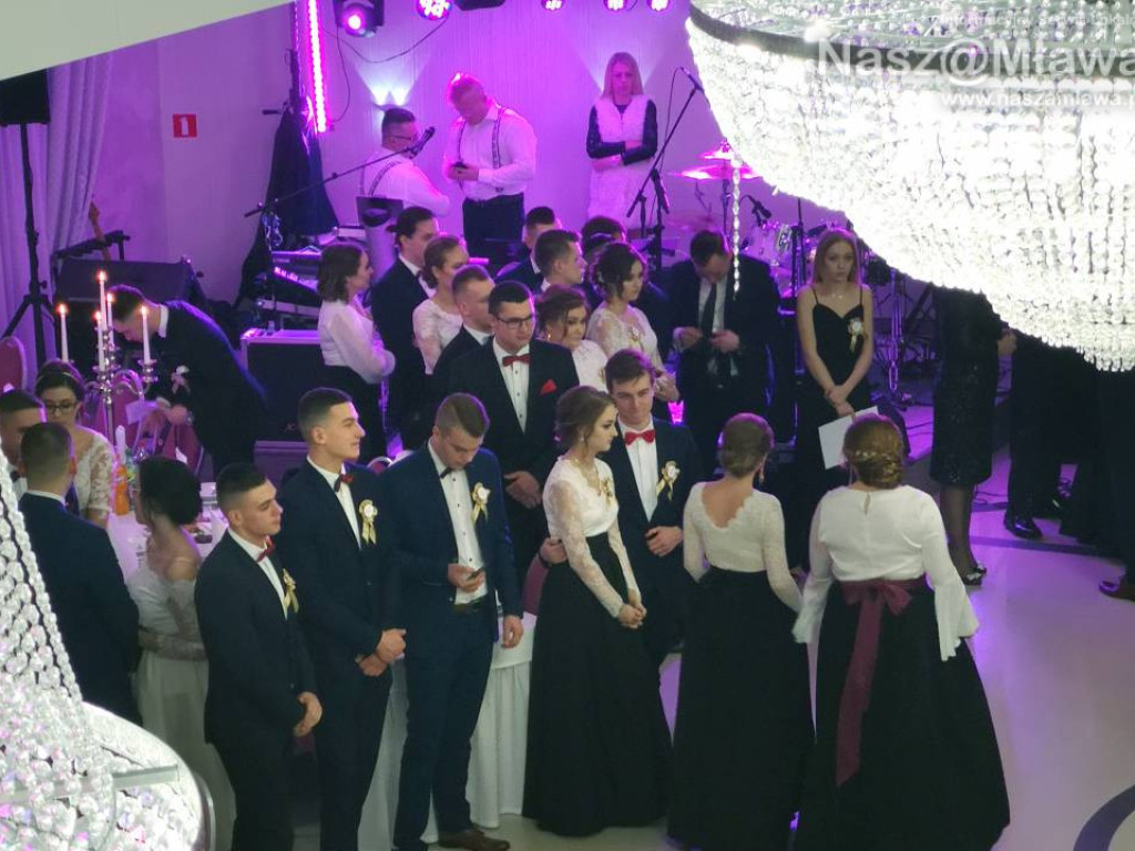 Studniówka 2020. Poloneza zatańczyli uczniowie 