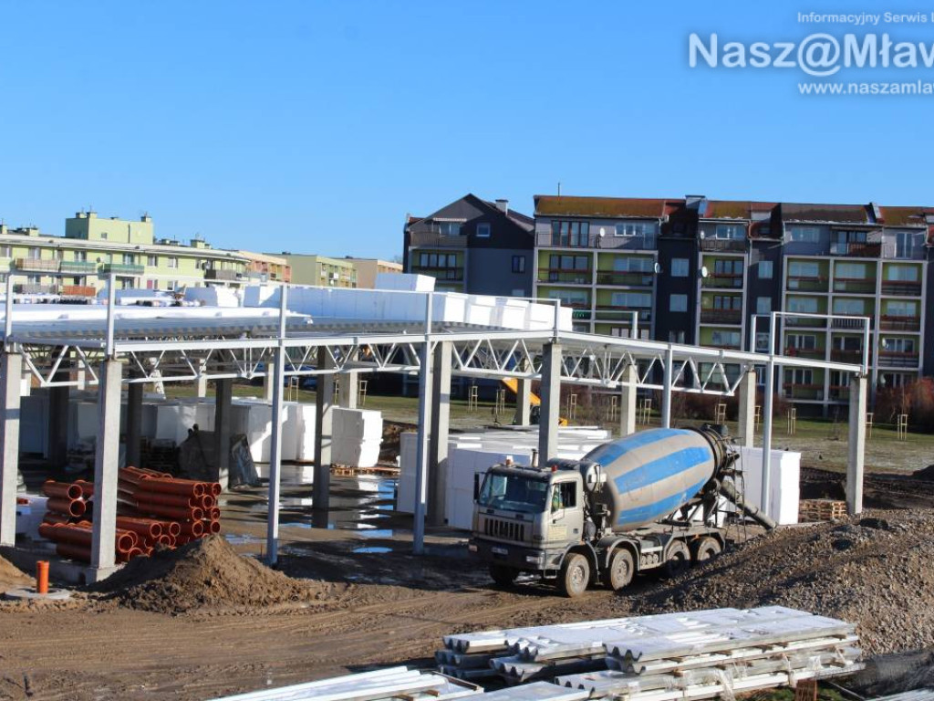 Już kładą dach. Zobaczcie, jak budują galerię handlową [FILM]