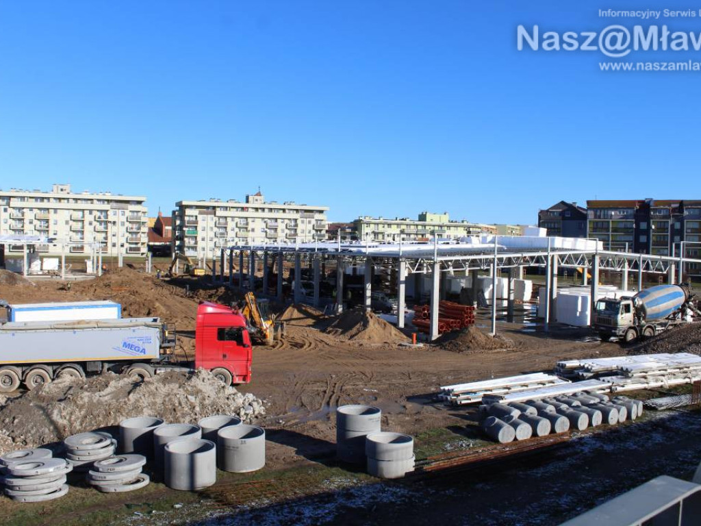 Już kładą dach. Zobaczcie, jak budują galerię handlową [FILM]