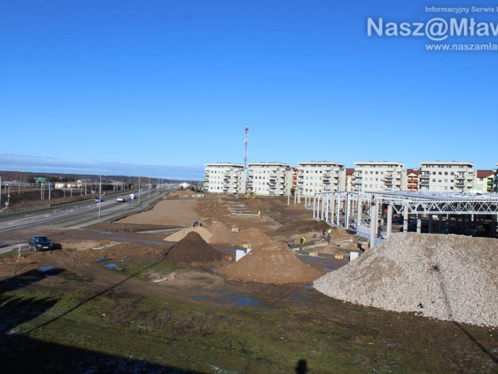 Już kładą dach. Zobaczcie, jak budują galerię handlową [FILM]