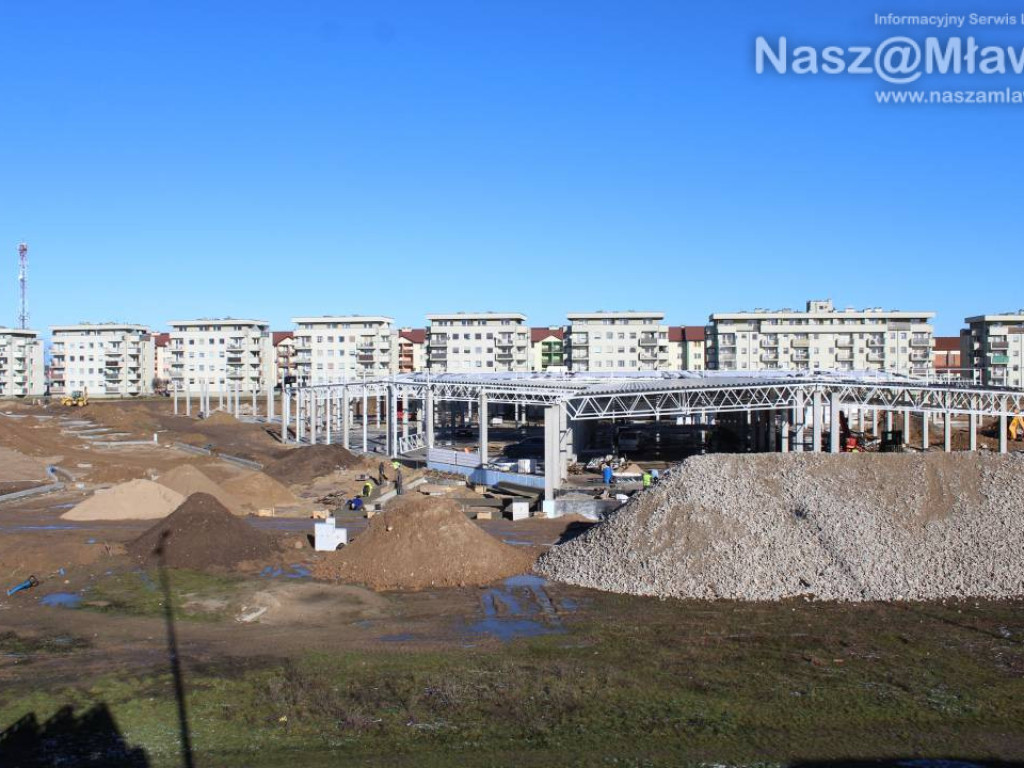 Już kładą dach. Zobaczcie, jak budują galerię handlową [FILM]