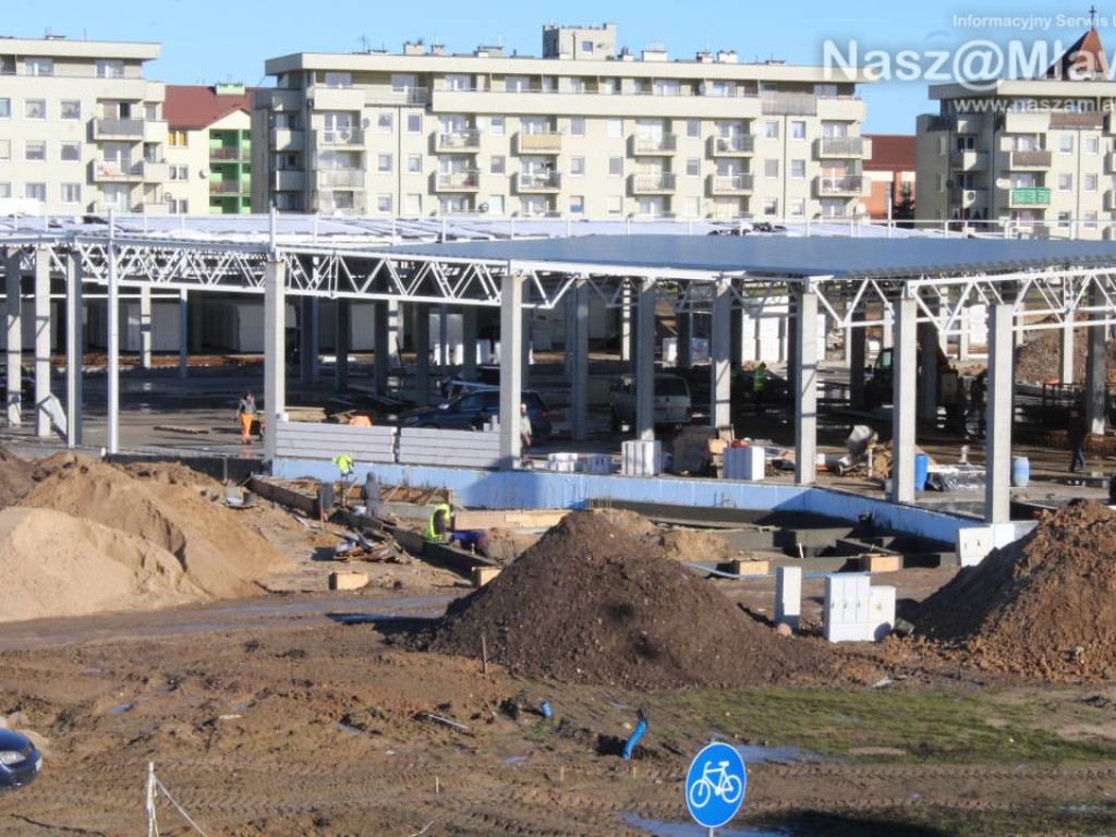 Już kładą dach. Zobaczcie, jak budują galerię handlową [FILM]