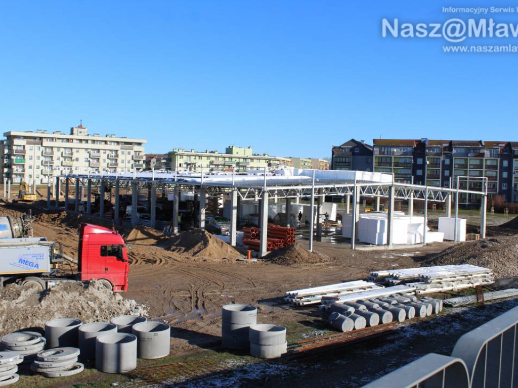 Już kładą dach. Zobaczcie, jak budują galerię handlową [FILM]