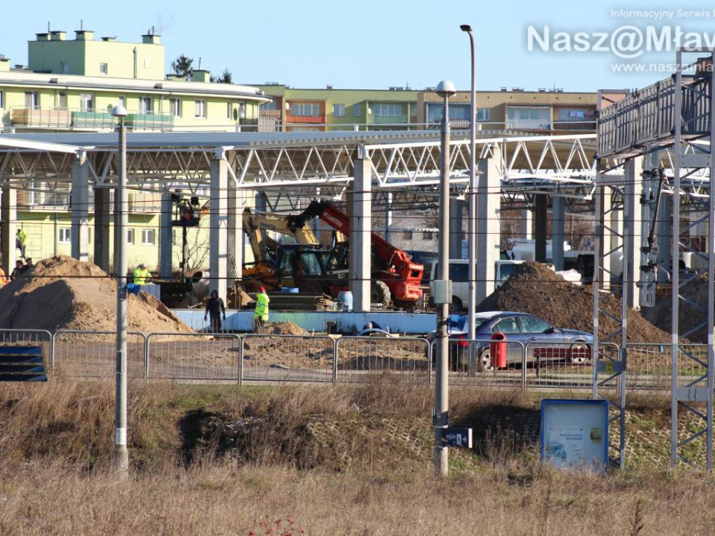 Już kładą dach. Zobaczcie, jak budują galerię handlową [FILM]