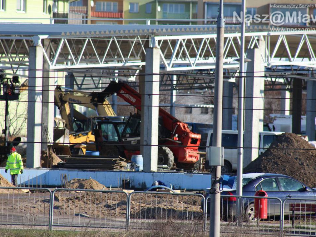 Już kładą dach. Zobaczcie, jak budują galerię handlową [FILM]