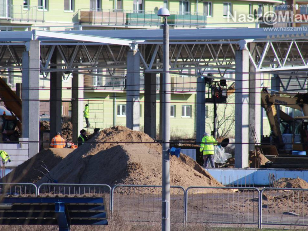 Już kładą dach. Zobaczcie, jak budują galerię handlową [FILM]