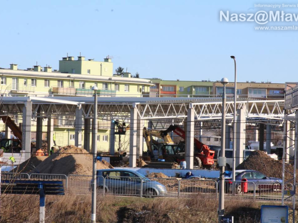 Już kładą dach. Zobaczcie, jak budują galerię handlową [FILM]