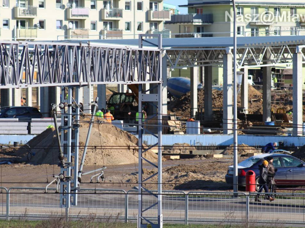 Już kładą dach. Zobaczcie, jak budują galerię handlową [FILM]