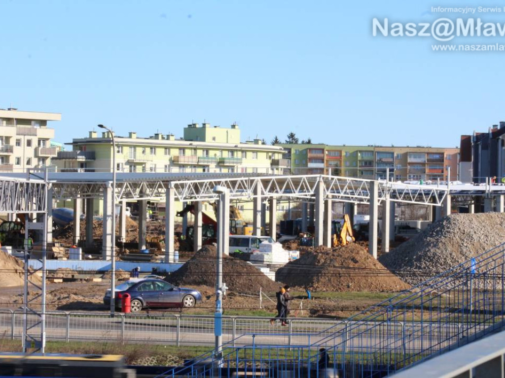 Już kładą dach. Zobaczcie, jak budują galerię handlową [FILM]