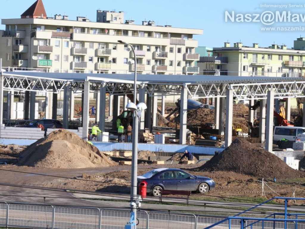 Już kładą dach. Zobaczcie, jak budują galerię handlową [FILM]