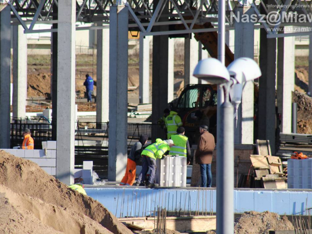 Już kładą dach. Zobaczcie, jak budują galerię handlową [FILM]