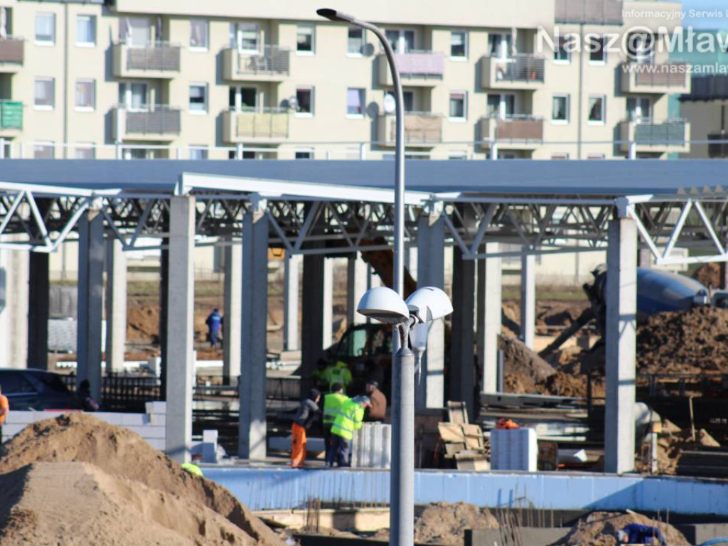 Już kładą dach. Zobaczcie, jak budują galerię handlową [FILM]