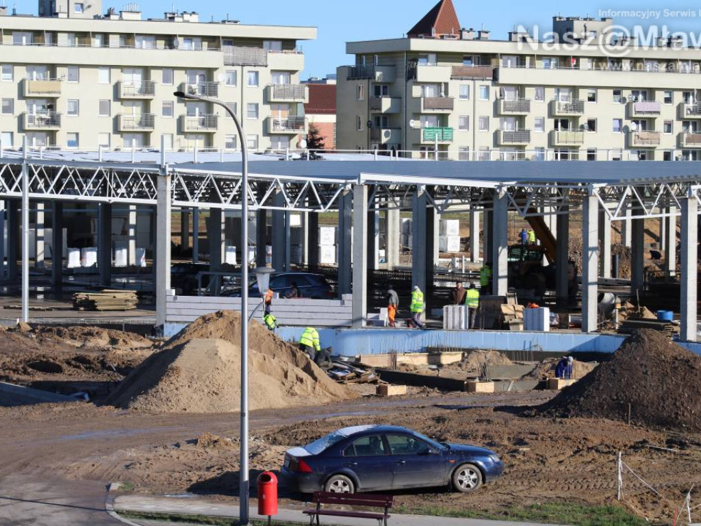 Już kładą dach. Zobaczcie, jak budują galerię handlową [FILM]