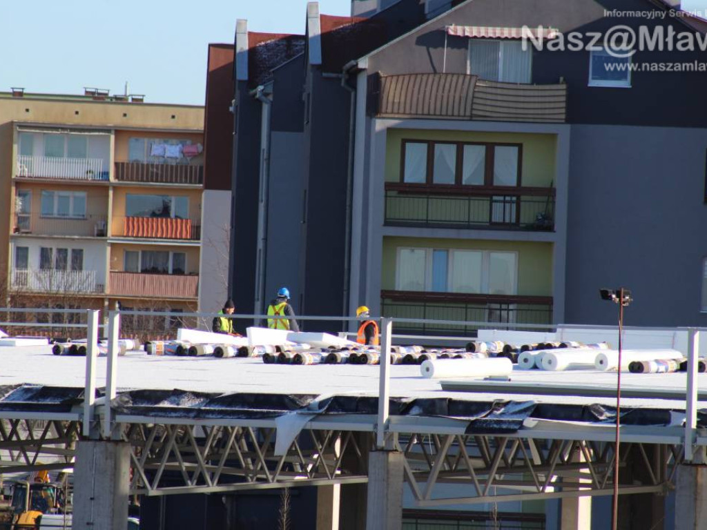 Już kładą dach. Zobaczcie, jak budują galerię handlową [FILM]